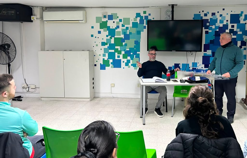 Gustavo Malventano en la clase del IPEC.